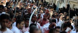 Décembre 2011 : des chiites bahreïnis marquent le rituel de l'Ashoura, en hommage au martyr de l'imam Hussein. © Str / AFP